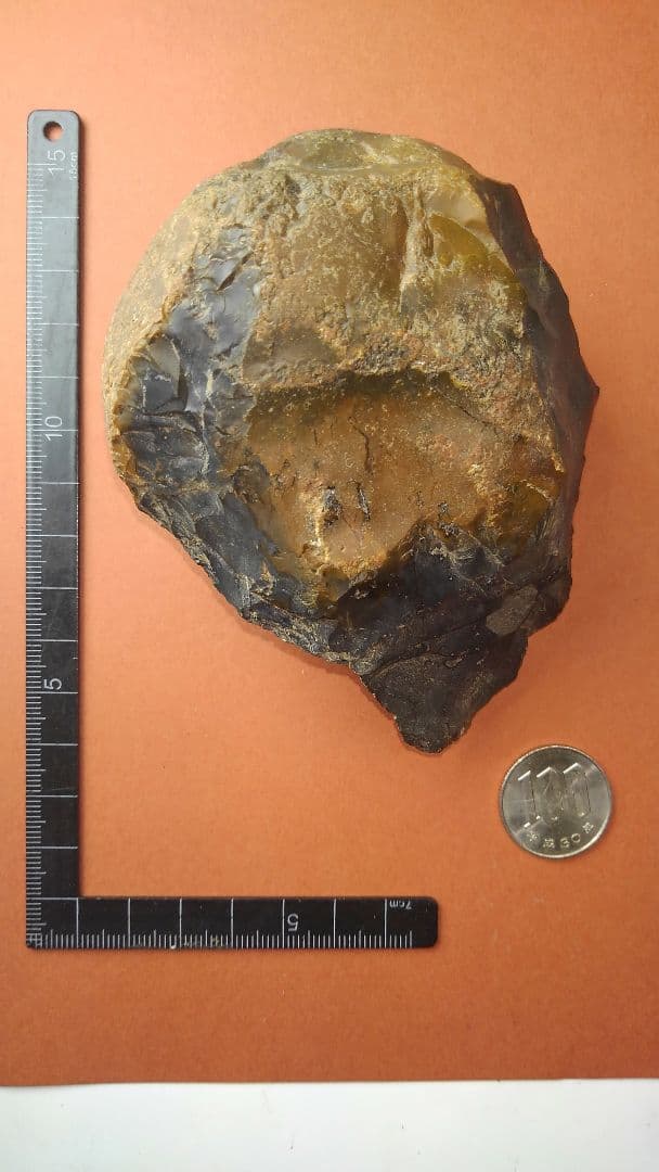 握り斧　(出土品)　旧石器時代　(約11㎝×8・5㎝×5㎝)　約450gです。