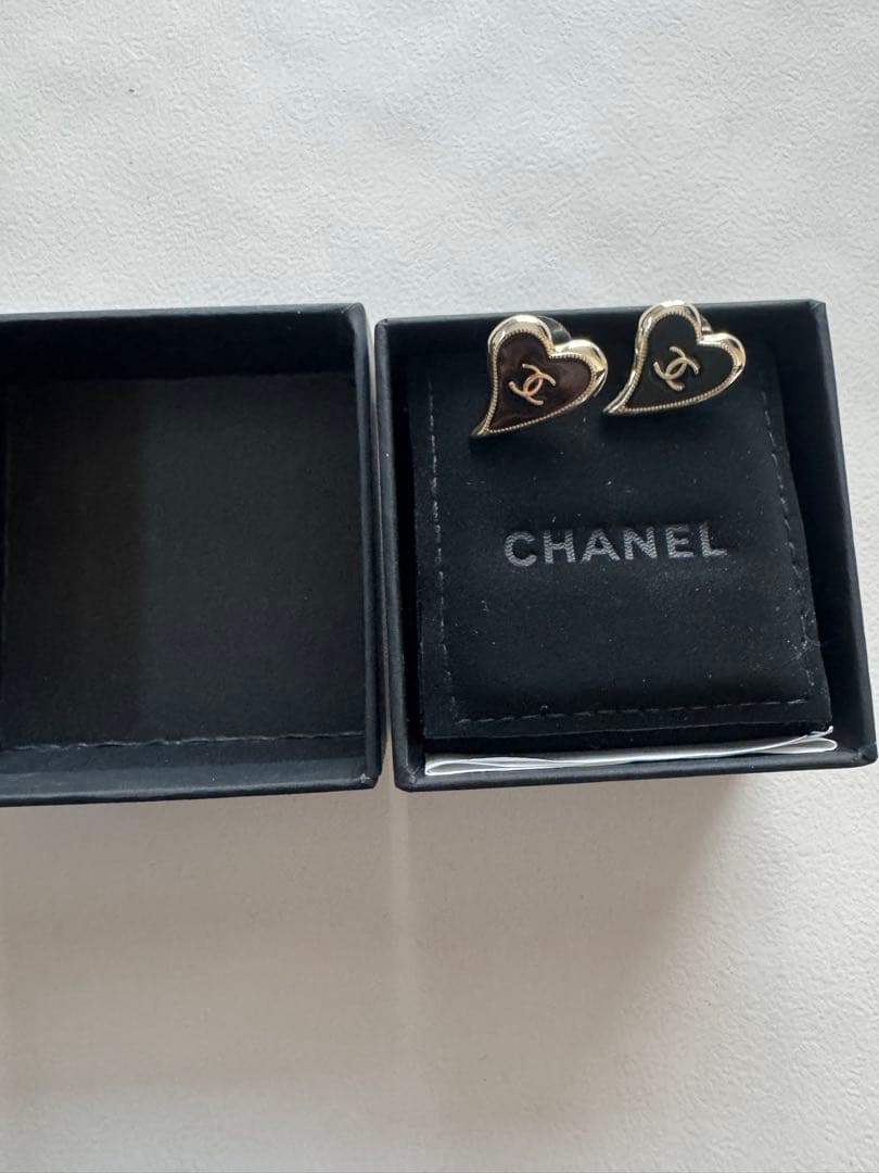 CHANEL ハートピアス　ブラック　箱付き