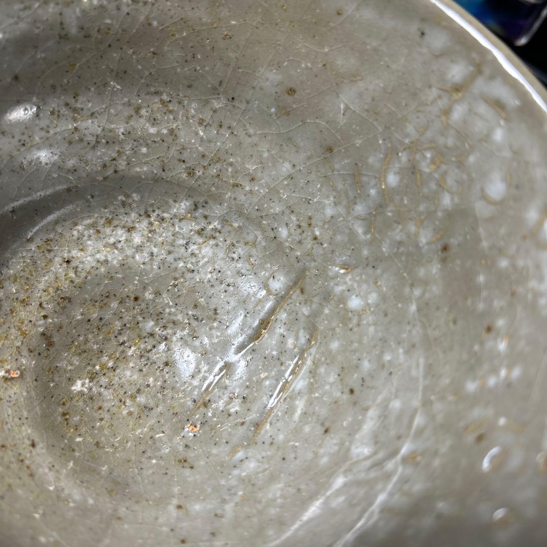 美しい古美術◾️蔵からパラパラ雪が降っているような釉薬の抹茶茶碗が出てきた