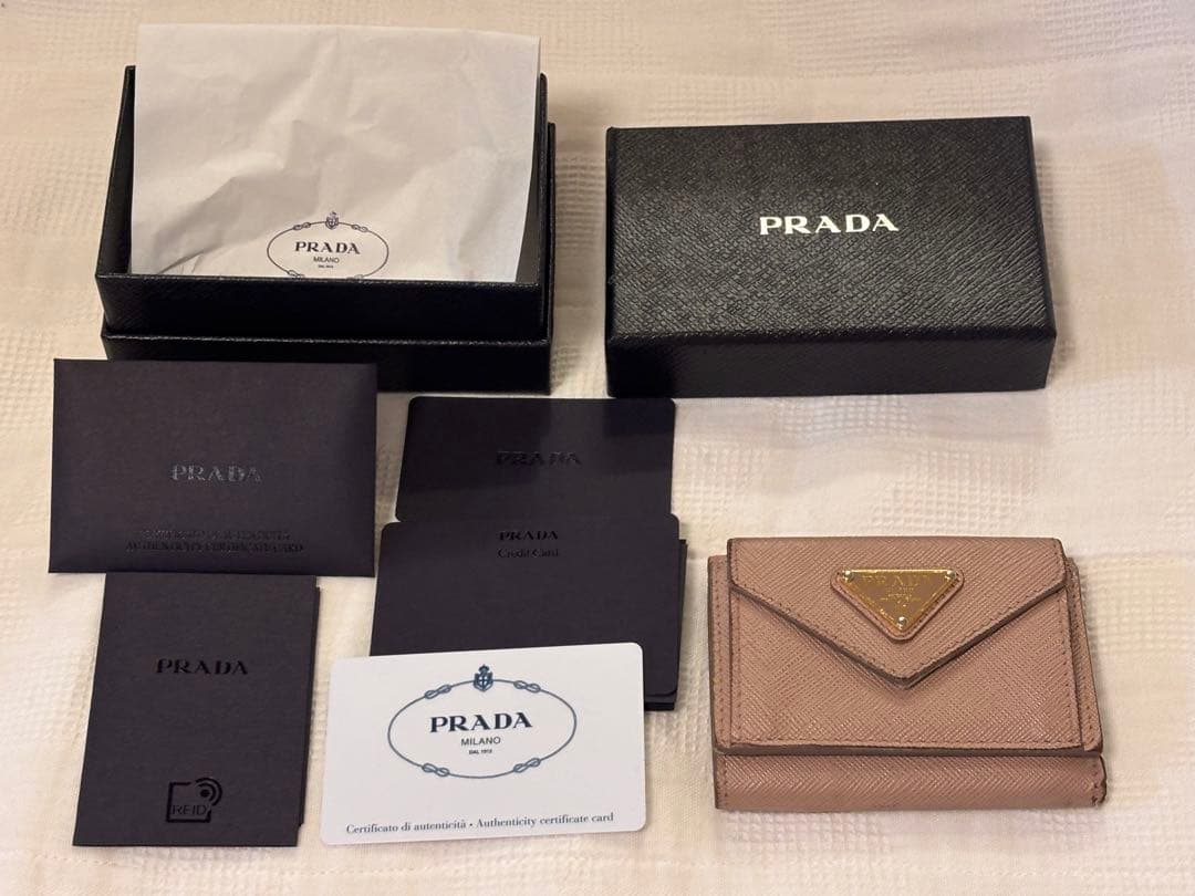 プラダ　コンパクト　三つ折り財布　ベージュ