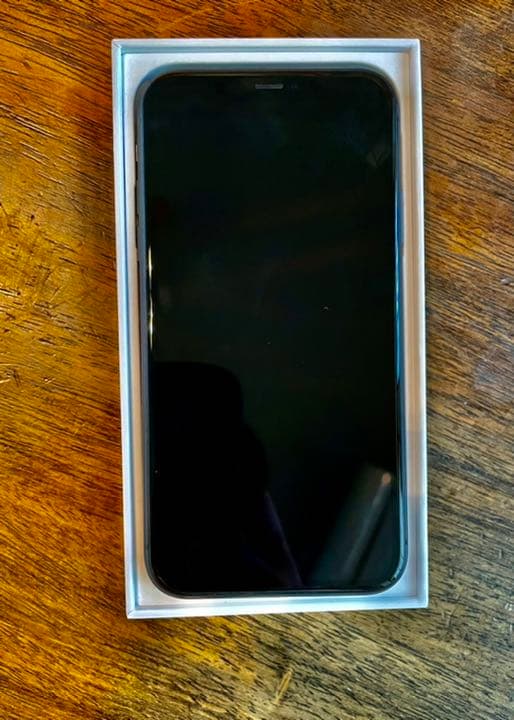 iPhone 11 ブラック 64 GB au