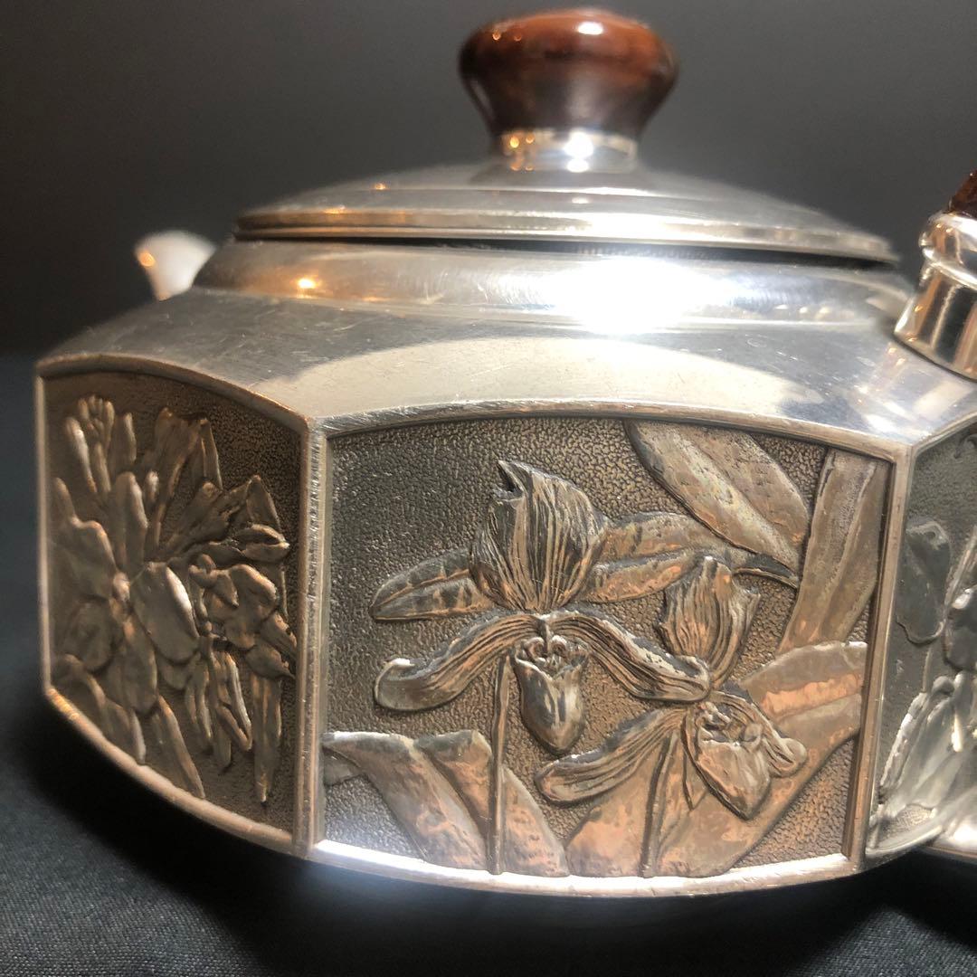 ロイヤル・セランゴール 手仕上げの花柄ピューターティーポット（木製ハンドル付き）