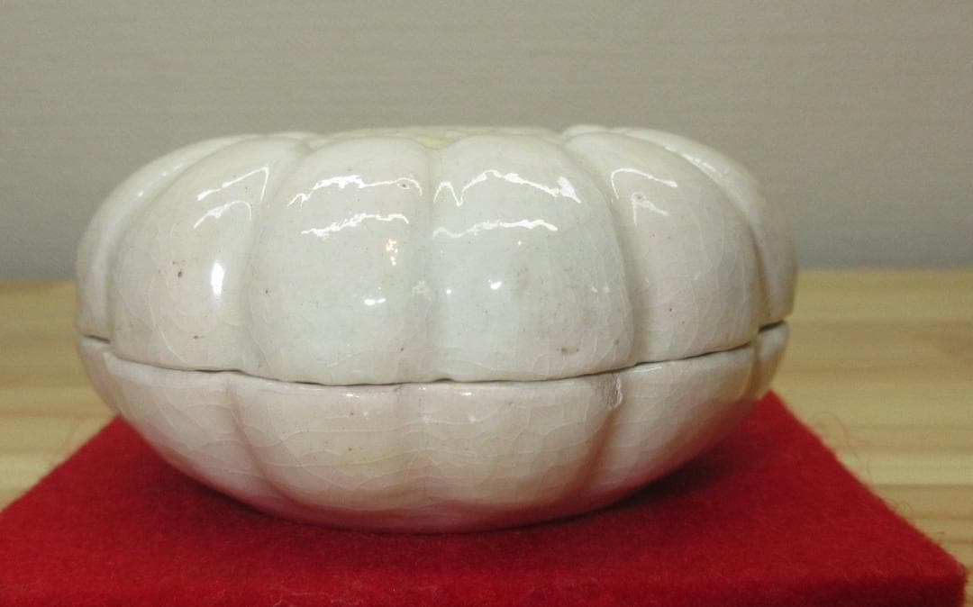 送料込【逢絢亭】茶道具 香合 楽焼 白菊香合 八事窯 中村道年 共箱入り