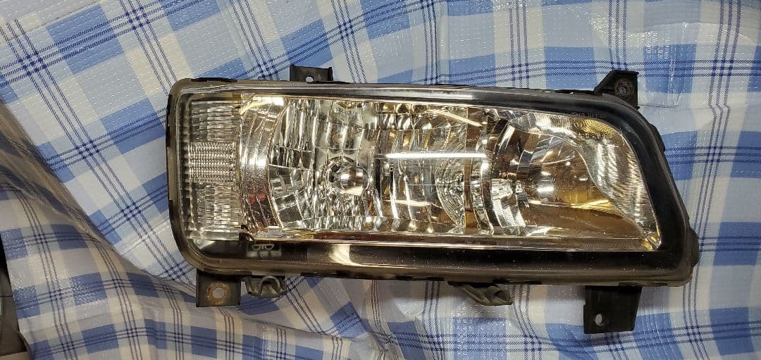 三菱ふそうスーパーグレート右側HIDヘッドライト全点灯確認済（運転席）