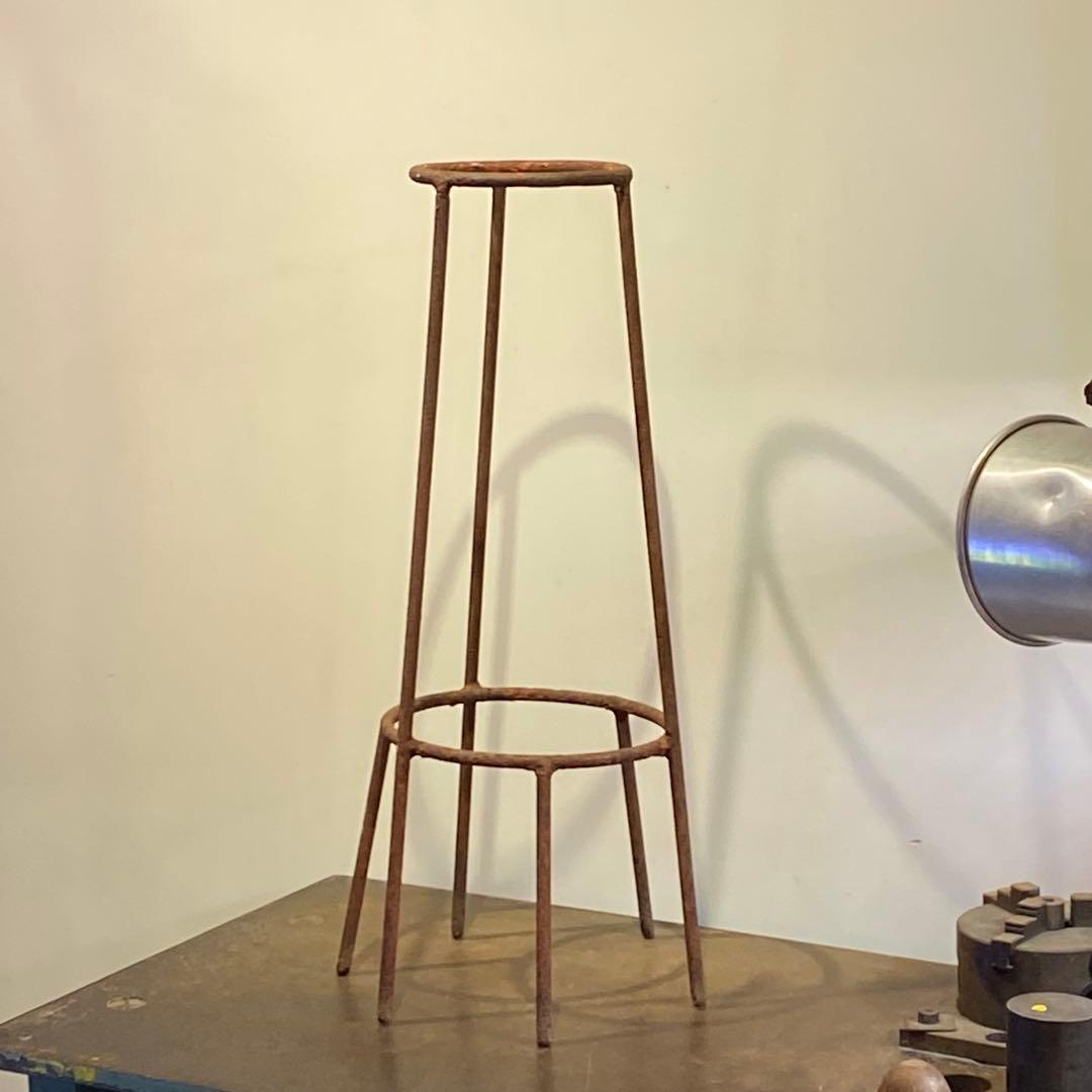 錆びた鉄の六本脚二段スタンド