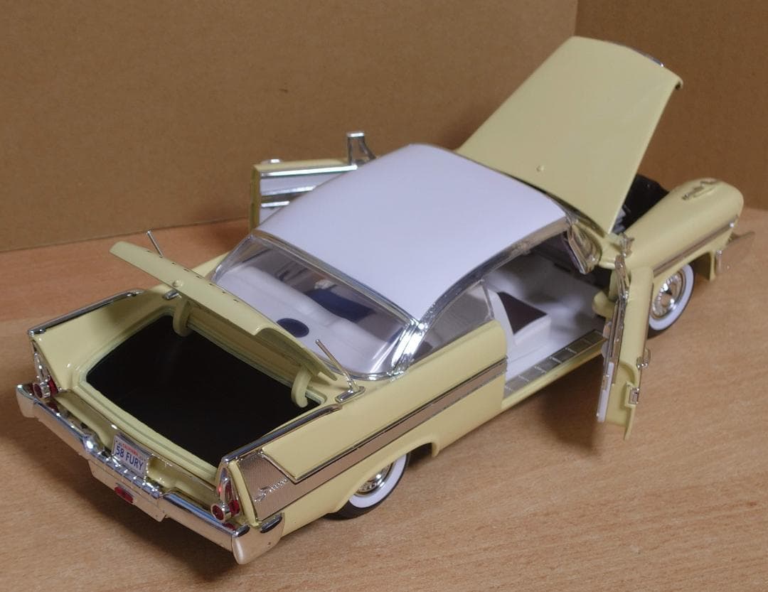 1/18 プリムスフューリー 1958 ライトイエロー ダイキャスト製ミニカー