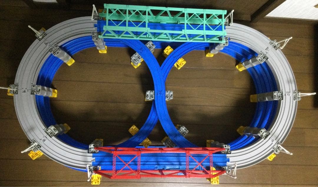 プラレール線路　8の字無限ループ　黄色グレー色ブロック橋脚　3段＋1段　大鉄橋付