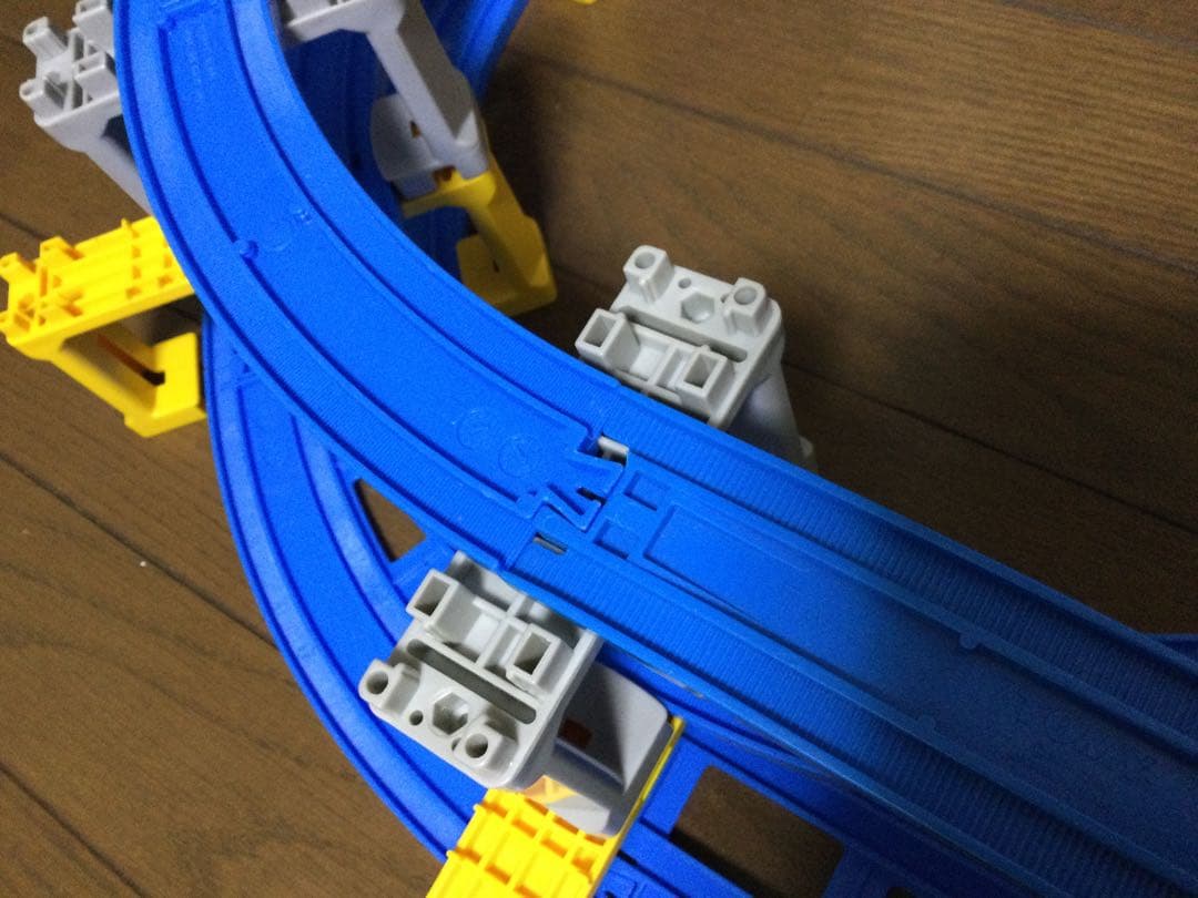 プラレール線路　8の字無限ループ　黄色グレー色ブロック橋脚　3段＋1段　大鉄橋付