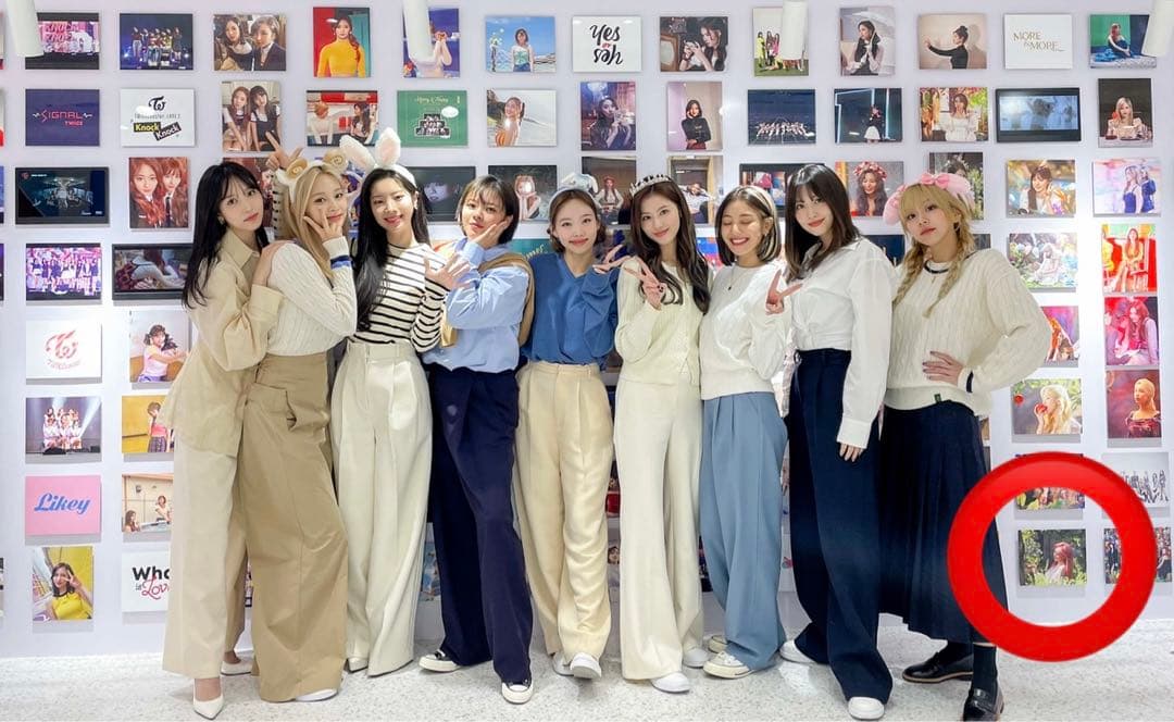 TWICE ジヒョ 額縁 7周年 展示会 韓国 ポップアップ 1等 ラキドロ