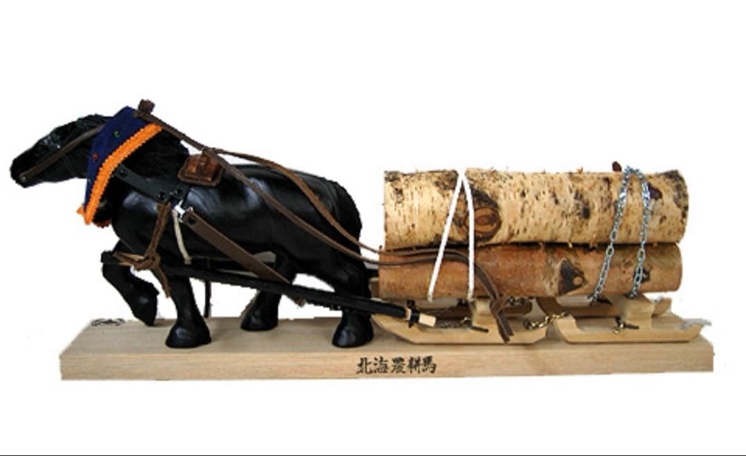 北海道農耕馬・菅野秀雄作・限定モデル・干支・馬置物・木製置物 布製装飾付き