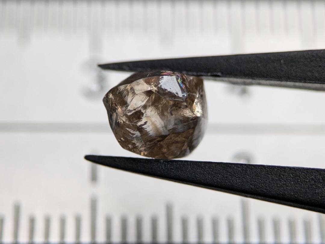 天然ダイヤモンド原石（蛍光あり）　1.875カラット