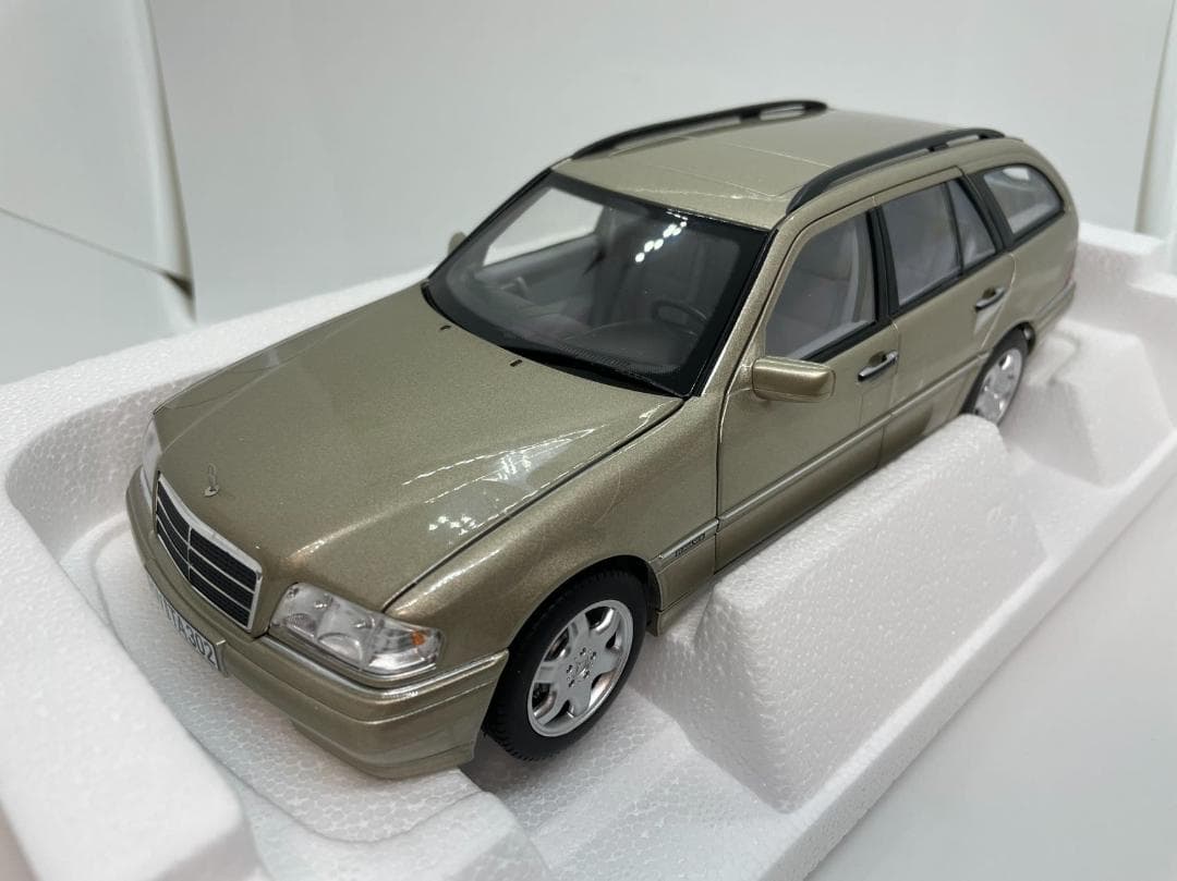 304-037 ノレブ 1/18 ベンツ C-Class T-Model