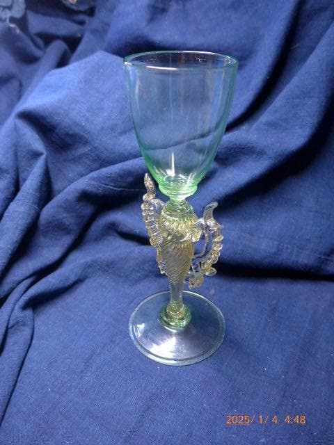 繊細で美しいヴェネチアングラスです。緑色です