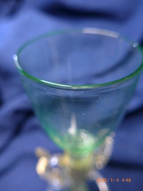 繊細で美しいヴェネチアングラスです。緑色です