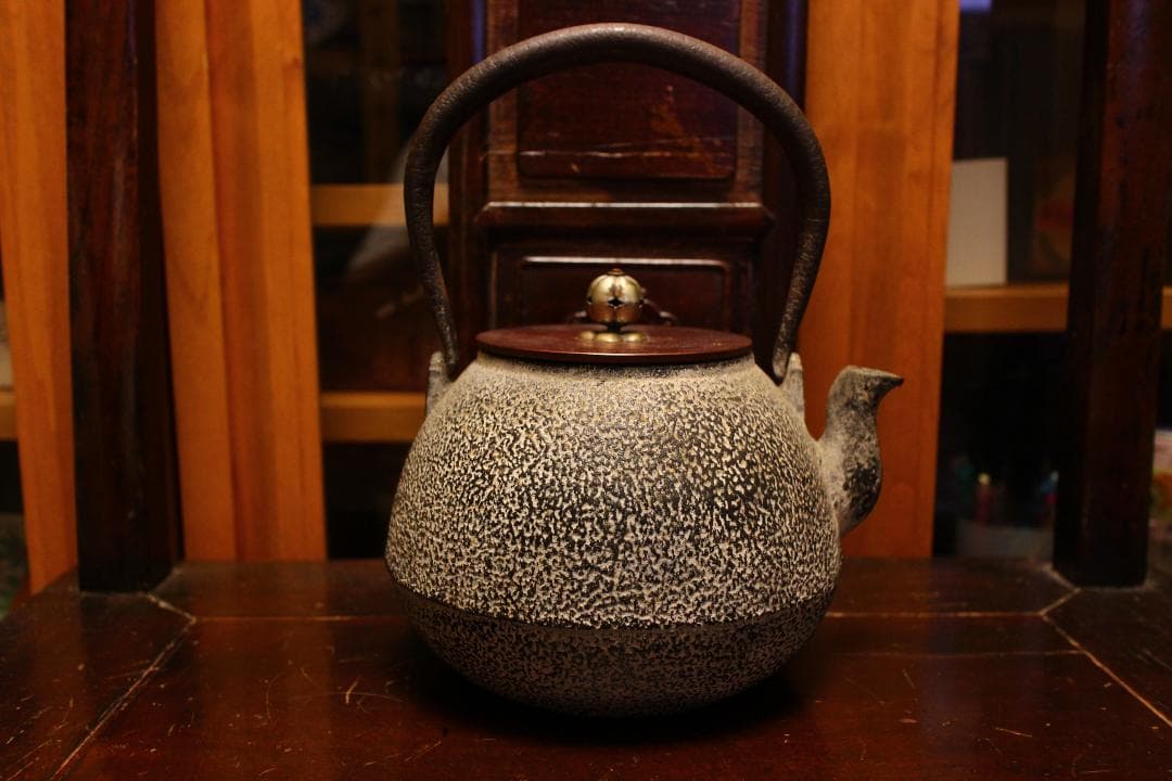 泰山堂造鉄瓶 裏蓋刻印白肌（未使用品）