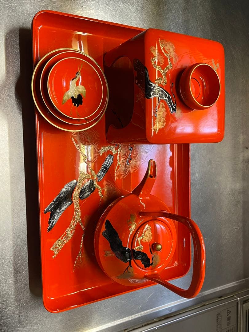 洗朱四ツ揃枠足　錆老松鶴 洗朱四ツ揃お屠蘇 鶴と松の絵柄　&重箱　鶴と松の絵柄