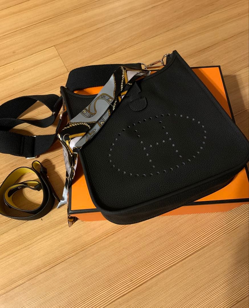 Hロゴ Hパンチング ショルダーバッグ ストラップ 高級革 ブラック