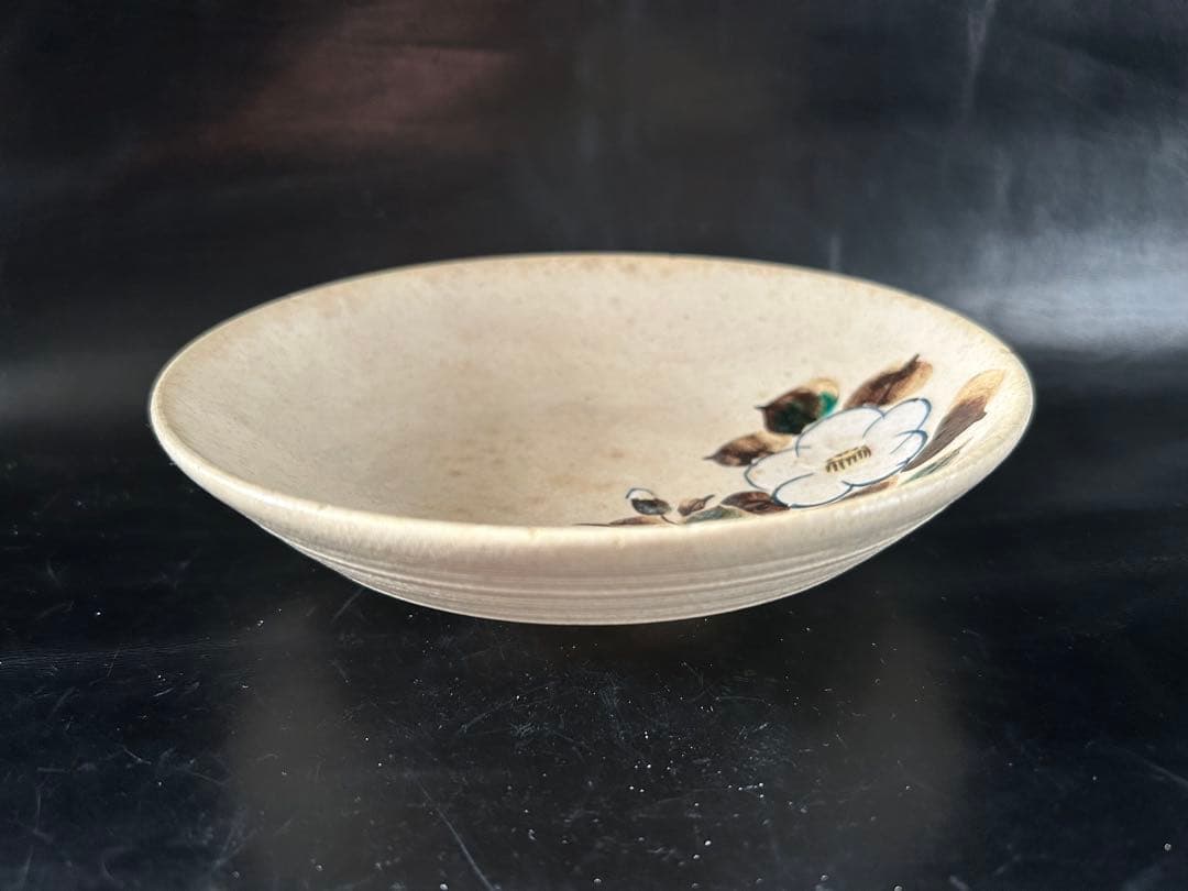 美しい古美術◾️蔵から美しい白椿の花が描かれた夏茶碗の様な楽印の陶器