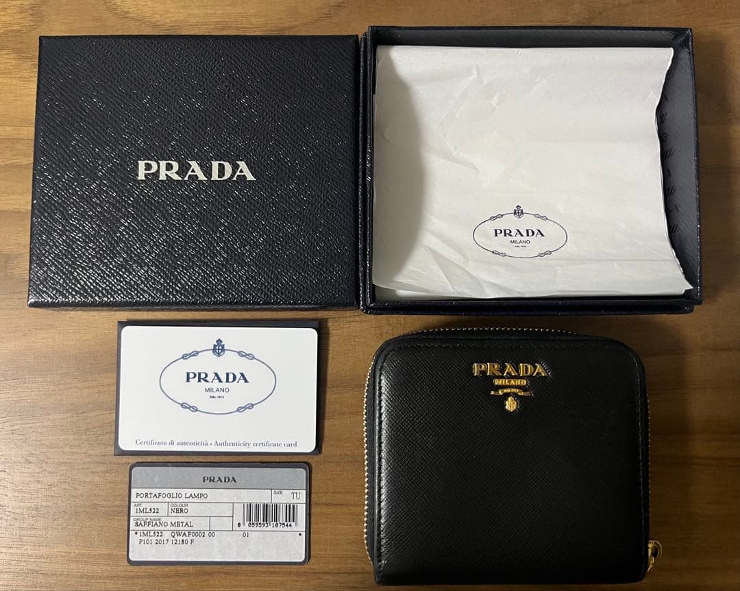 PRADA ブラック　レザー 二つ折り財布　サフィアーノ