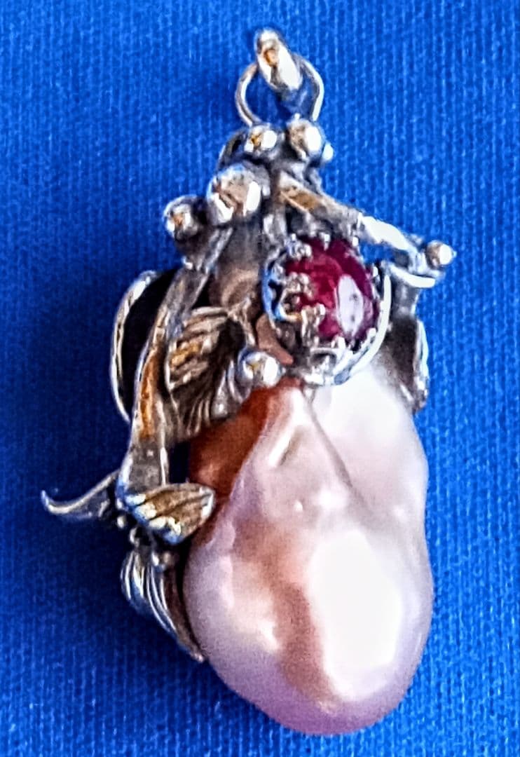バロックパールとルビーのシルバー手作りペンダント。