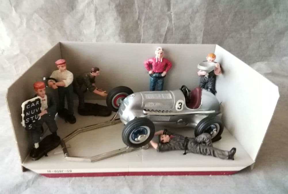 シュコー　メルセデスベンツグランプリ　ピットチームフィギュア付き　Schuco