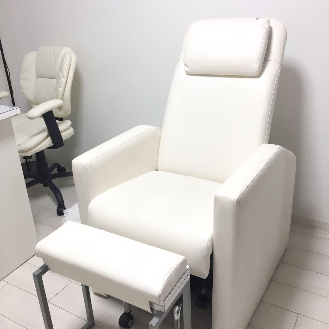 タカラベルモント白いリクライニングチェアと黒いスツールセット