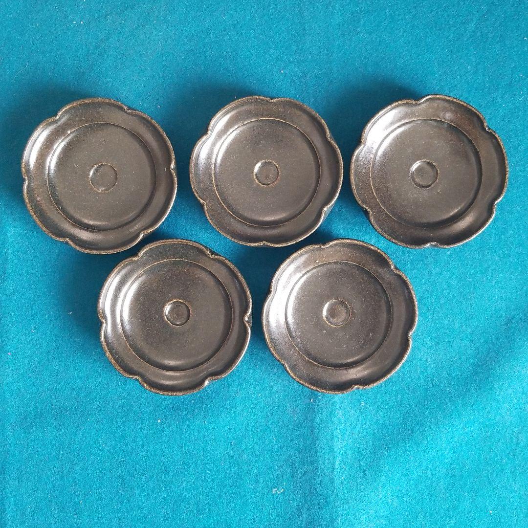 黒唐津輪花9Φ皿　岡本作礼作