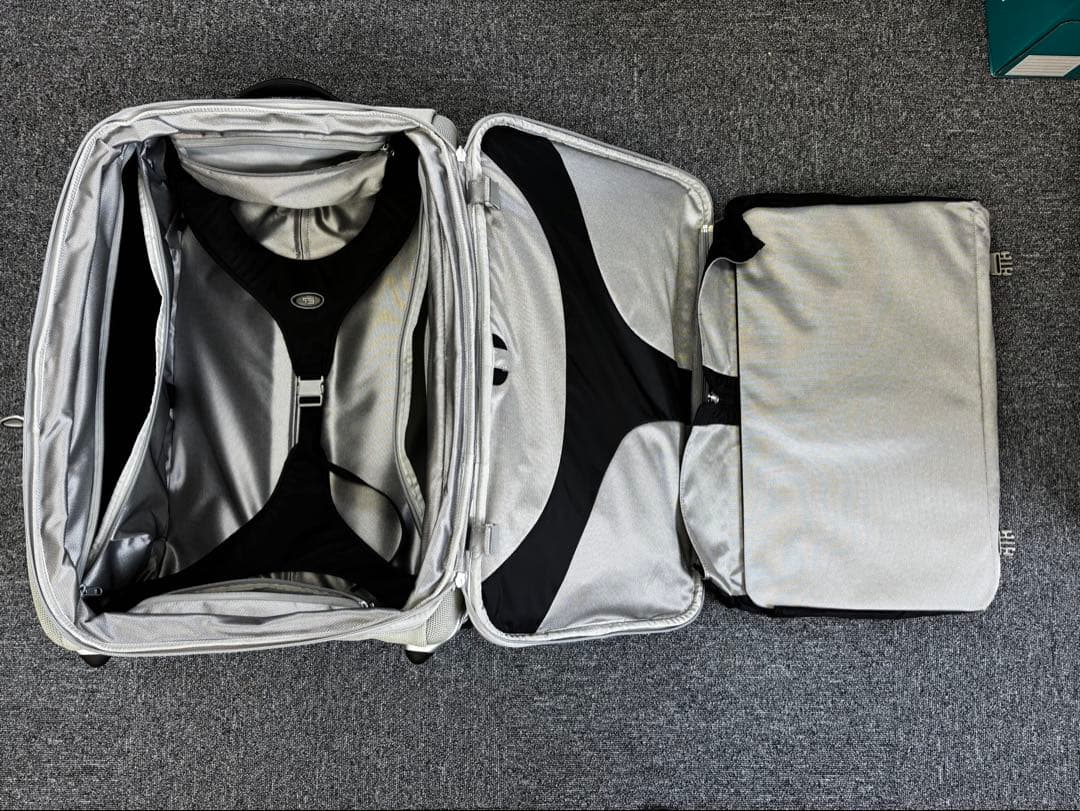 ziva-cafeさん[専用[ TUMI グレー キャリーケース ジッパー式