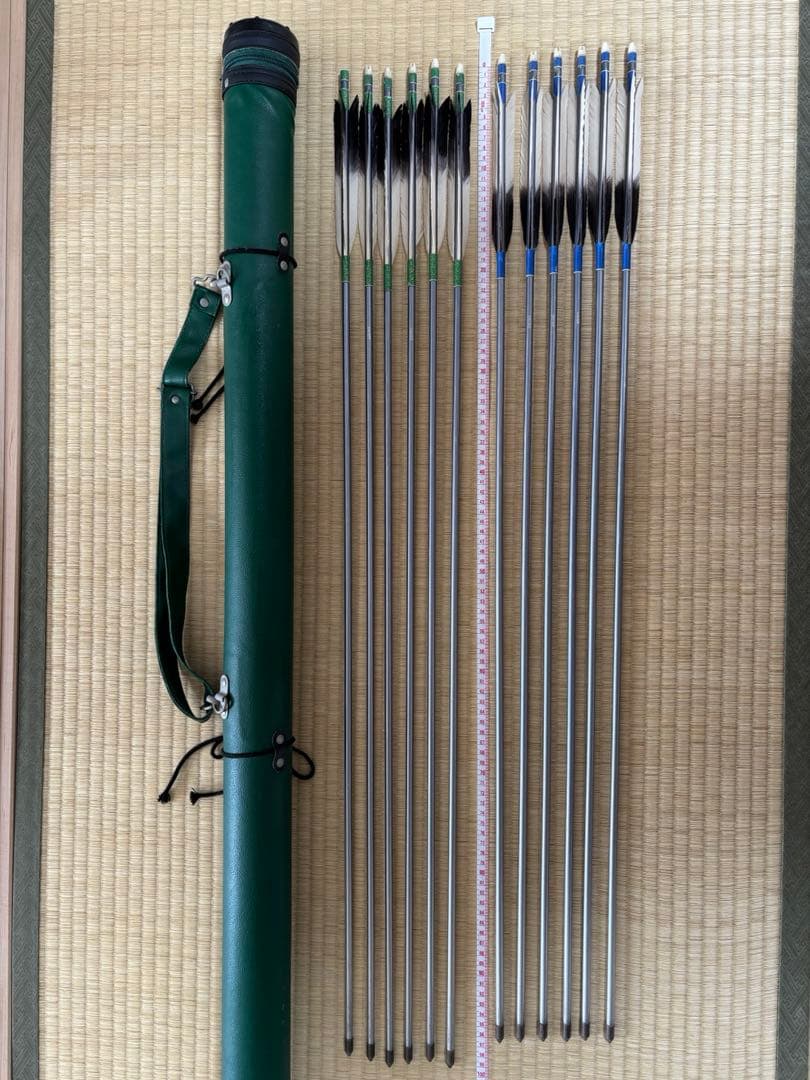 弓道　矢　12本　矢筒付き
