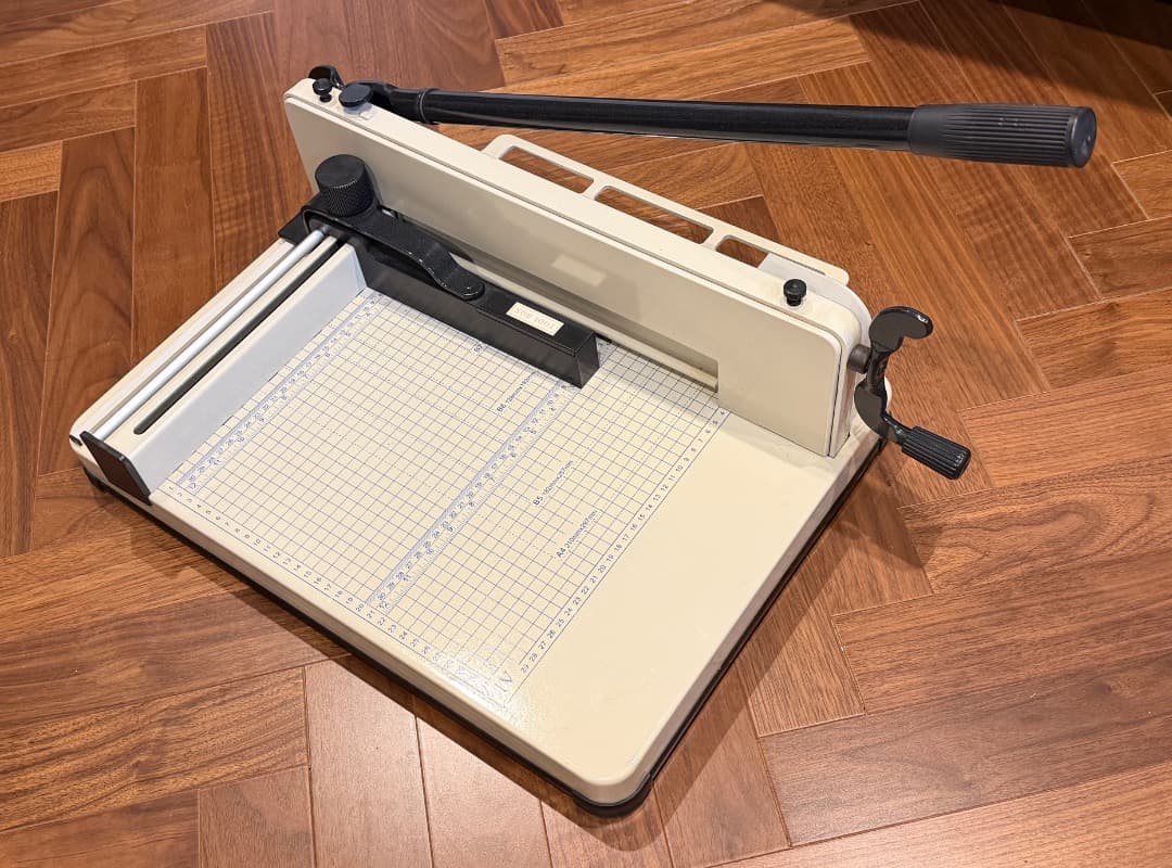 大型裁断機 A4サイズ 業務用裁断機 グリッド付き　替え刃付