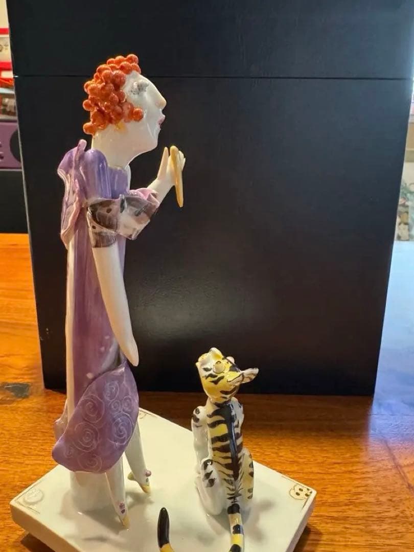 マイセン　手ひねりフィギュリン　女性と猫の置物　台付