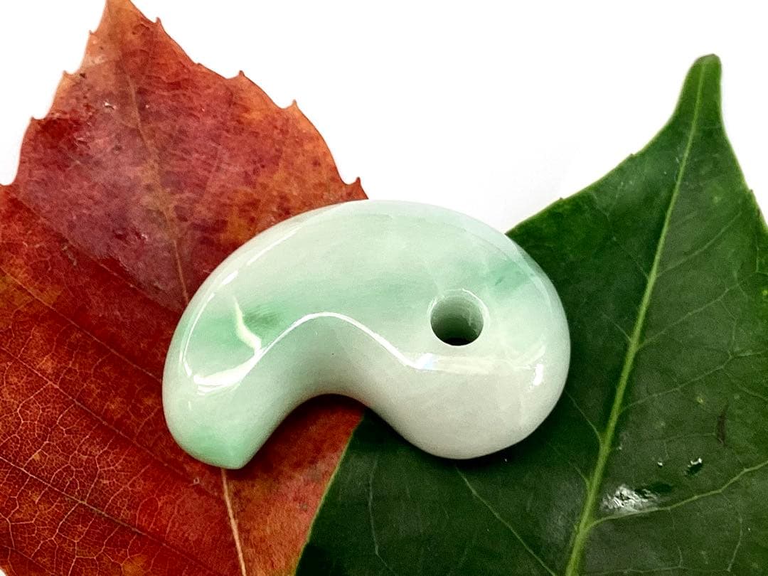 ✳糸魚川翡翠　一流の勾玉 鑑別書付き　高品質　お守りに本物を‼️