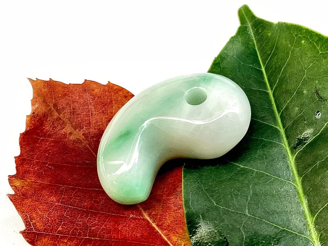 ✳糸魚川翡翠　一流の勾玉 鑑別書付き　高品質　お守りに本物を‼️