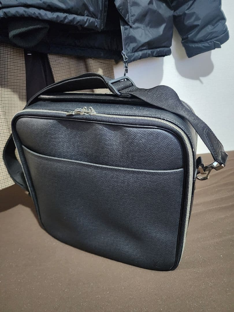 早い者勝ちLouis Vuitton タイガ　バッグ グリーン。鍵と小物入れ付き