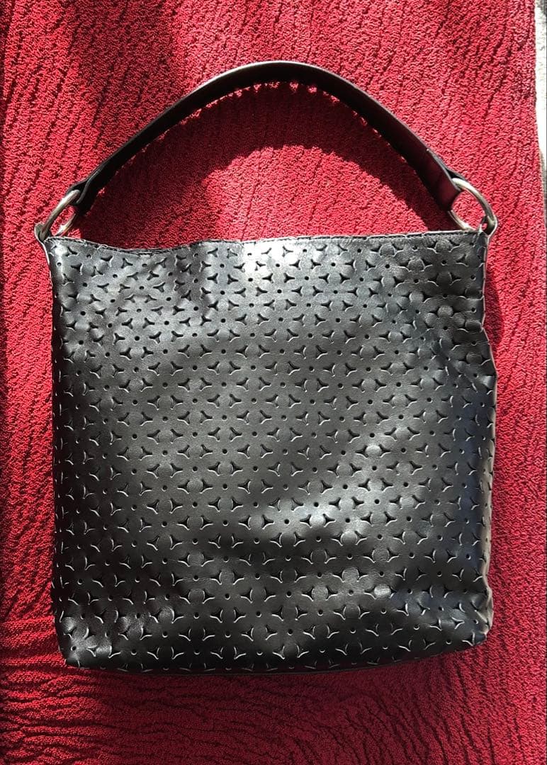 BARNEY'S NEW YORK ブラック ハンドバッグ　パンチングレーザー