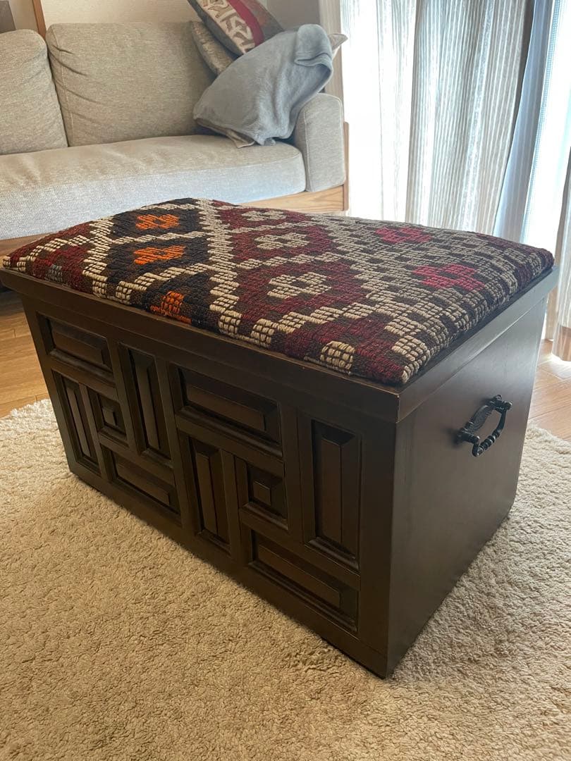 キリムを使った木製収納付きスツール