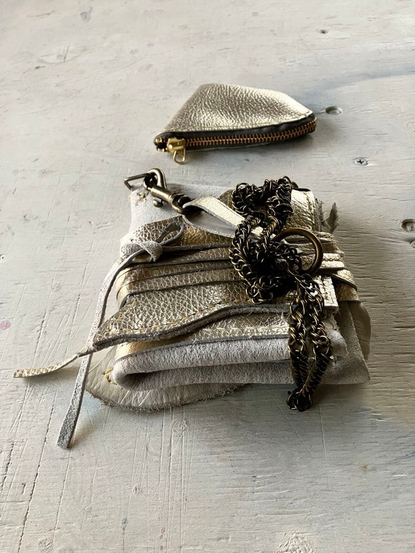 渋金革紐巻く二つ折りたたむネックウォレット＋zipperケース