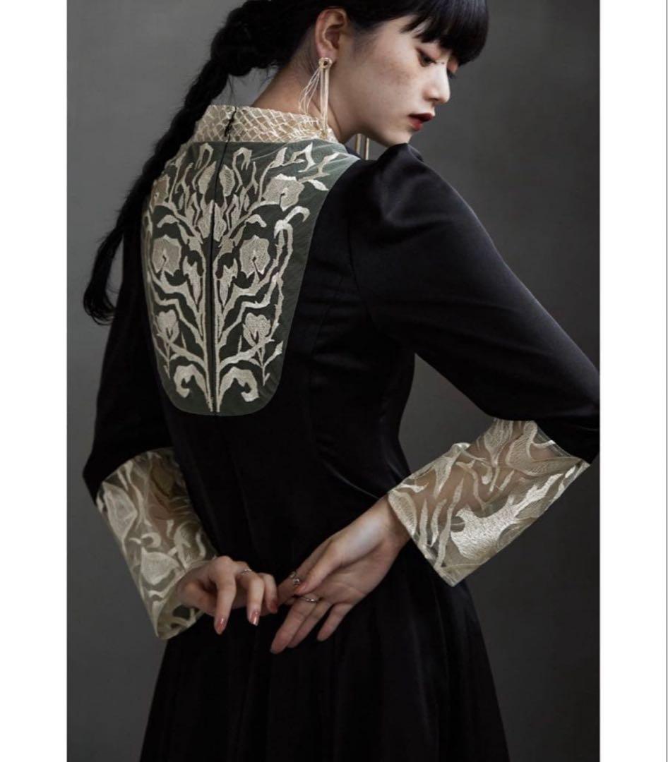 刺繍入り黒ロングドレス