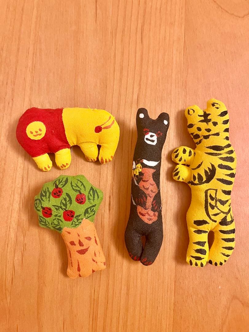 豊永盛人　ブローチ　とら　くま　ライオン　りんごの木　知恵の実　エデン　工芸品