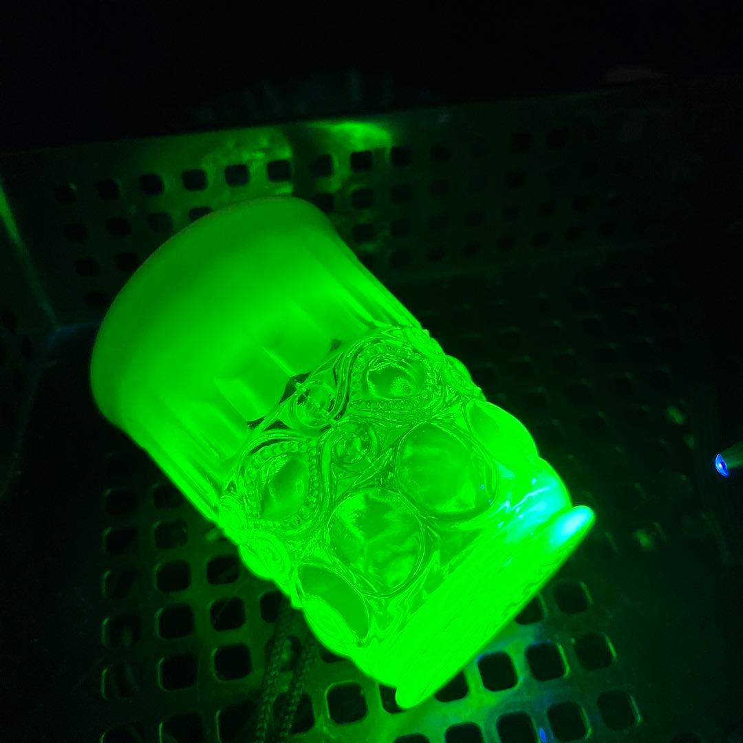 骨董　時代プレス　乳白色暈し　カナリアイエロー　コップ　ゴブレット　ウラン