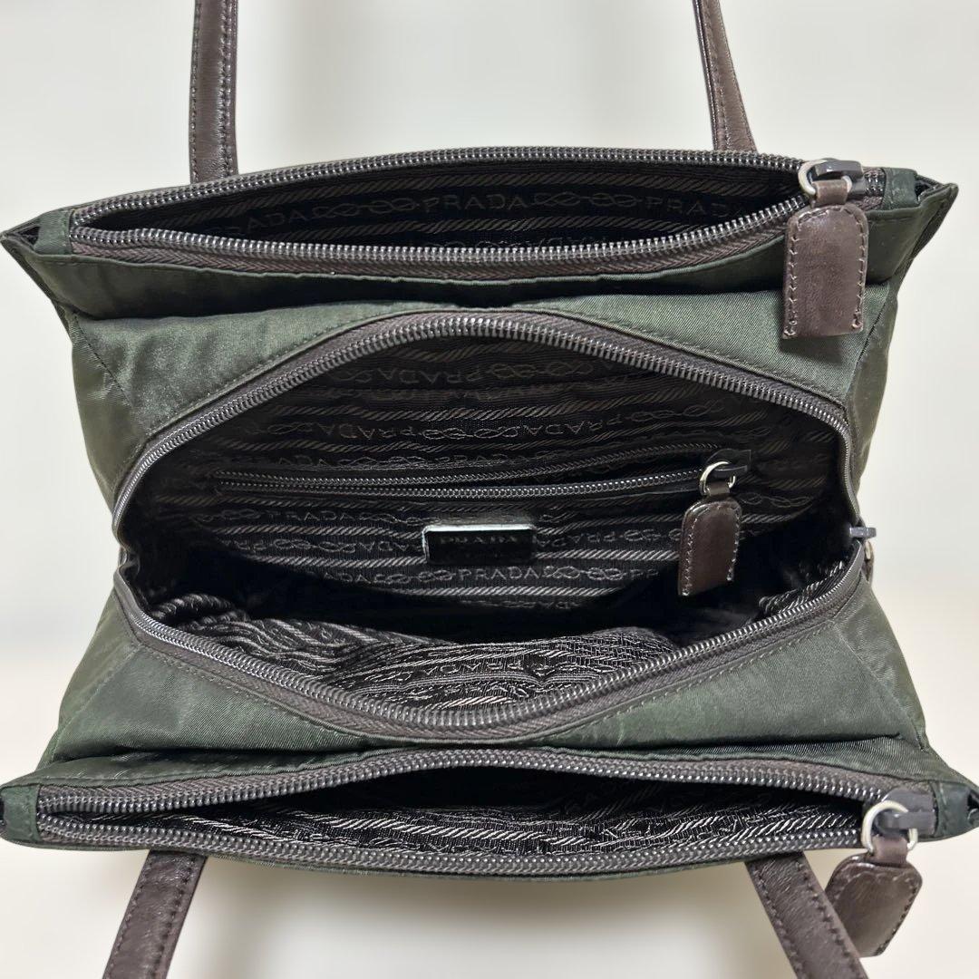 プラダ　ブラック ナイロン ショルダーバッグ　三角プレート　レザー紐