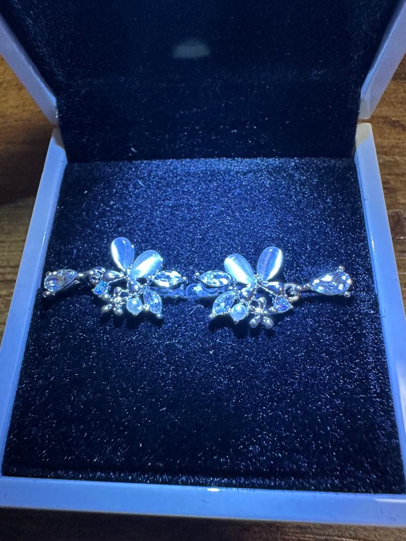 エレガントな花モチーフピアス