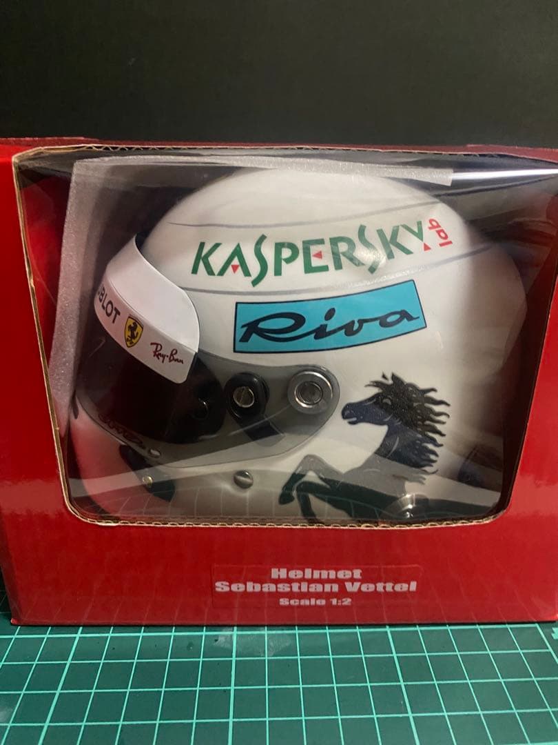 1/2ヘルメット　フェラーリS.ベッテル直筆サインいり