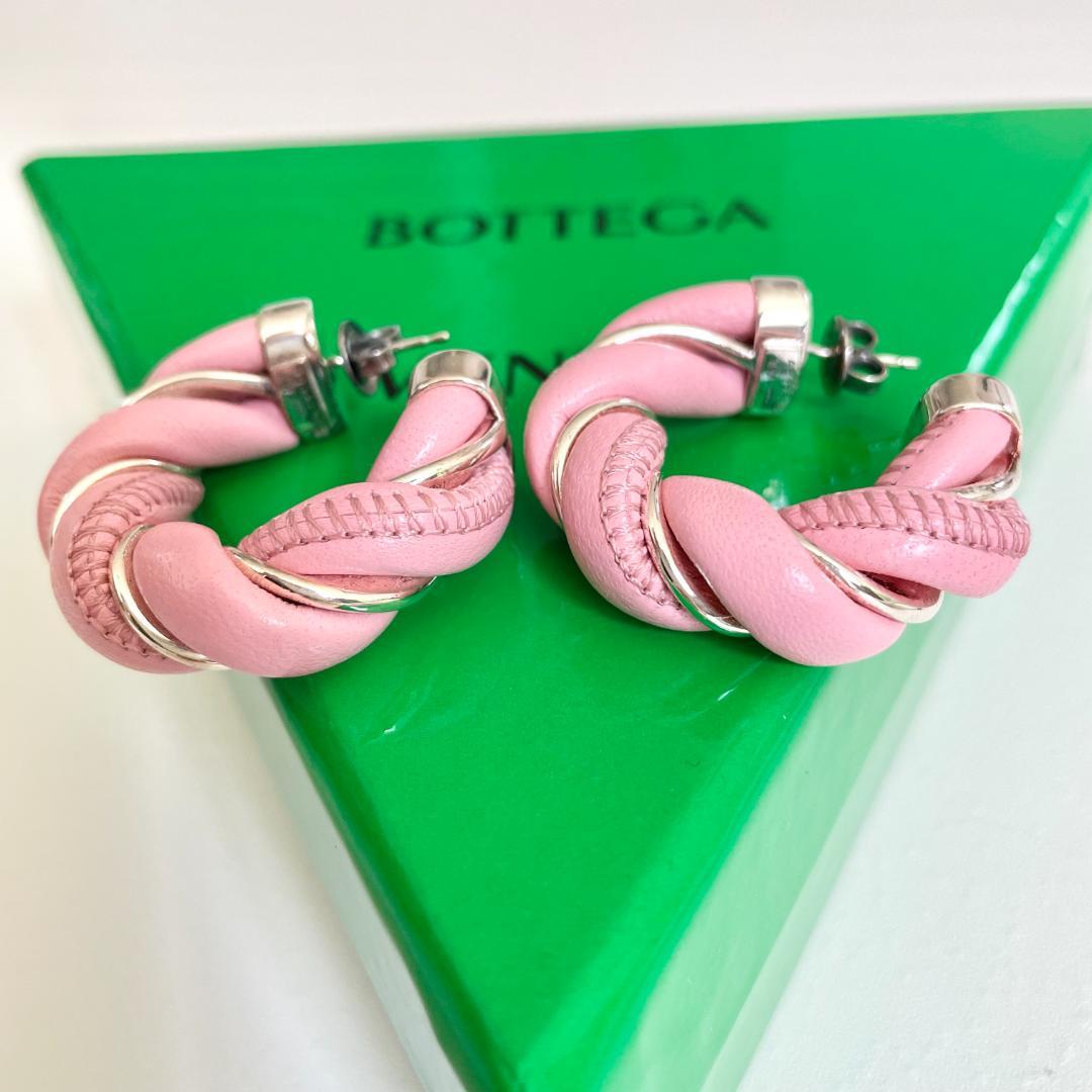 ボッテガヴェネタ ピアス ツイスト レザー フープ スタッド レディース ピンク