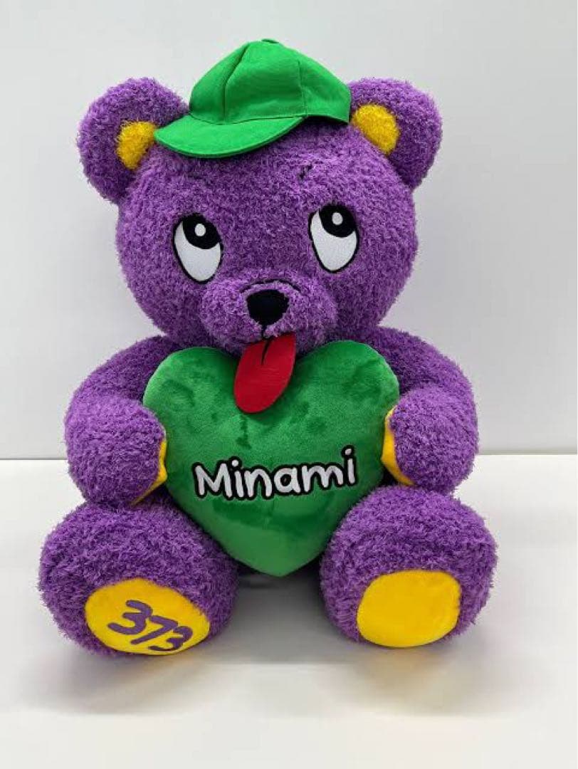 美波　シンガーソングライター　クマぬいぐるみ