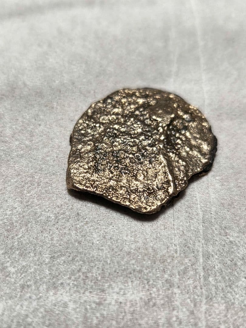 金色の謎の出土品