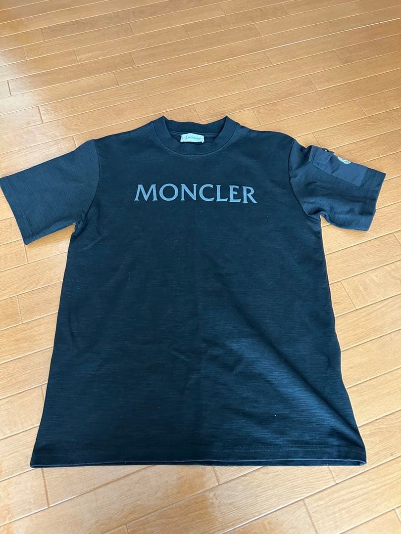 MONCLER ブラック Tシャツ