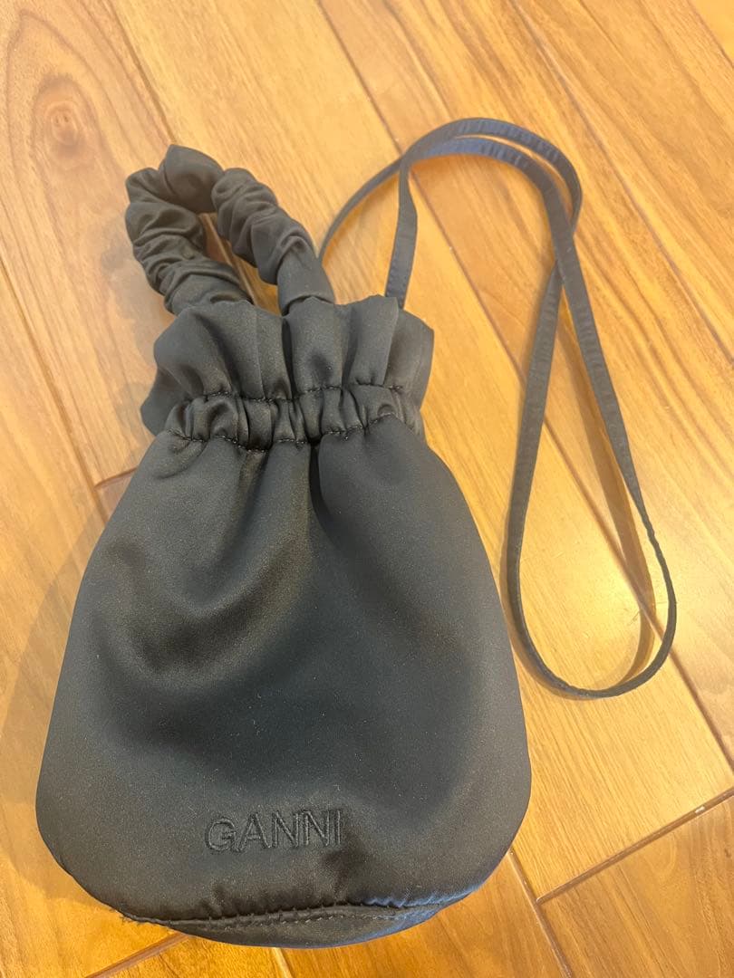 GANNI ブラック ショルダーバッグ