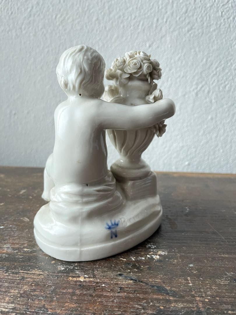 カポディモンテ　イタリアナポリ窯　エンジェル天使とバラの置物