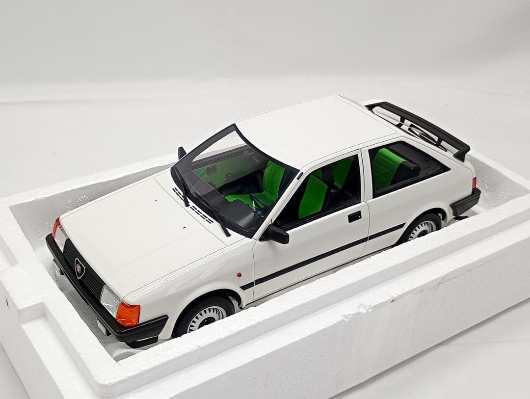 ラウドレーシング1/18 アルファロメオ アルナ 1.3TI 1984 ホワイト